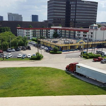 Gateway Hotel Dallas Park Central Экстерьер фото
