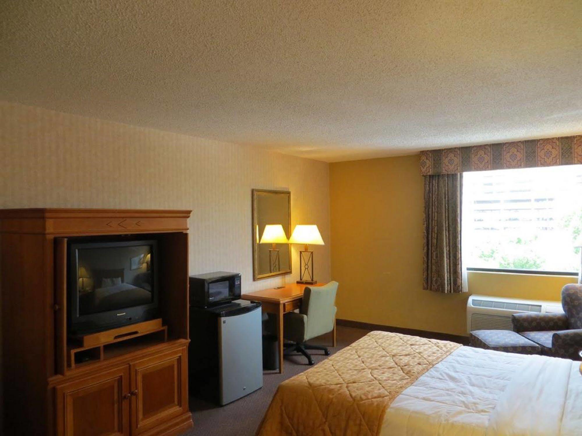 Gateway Hotel Dallas Park Central Экстерьер фото